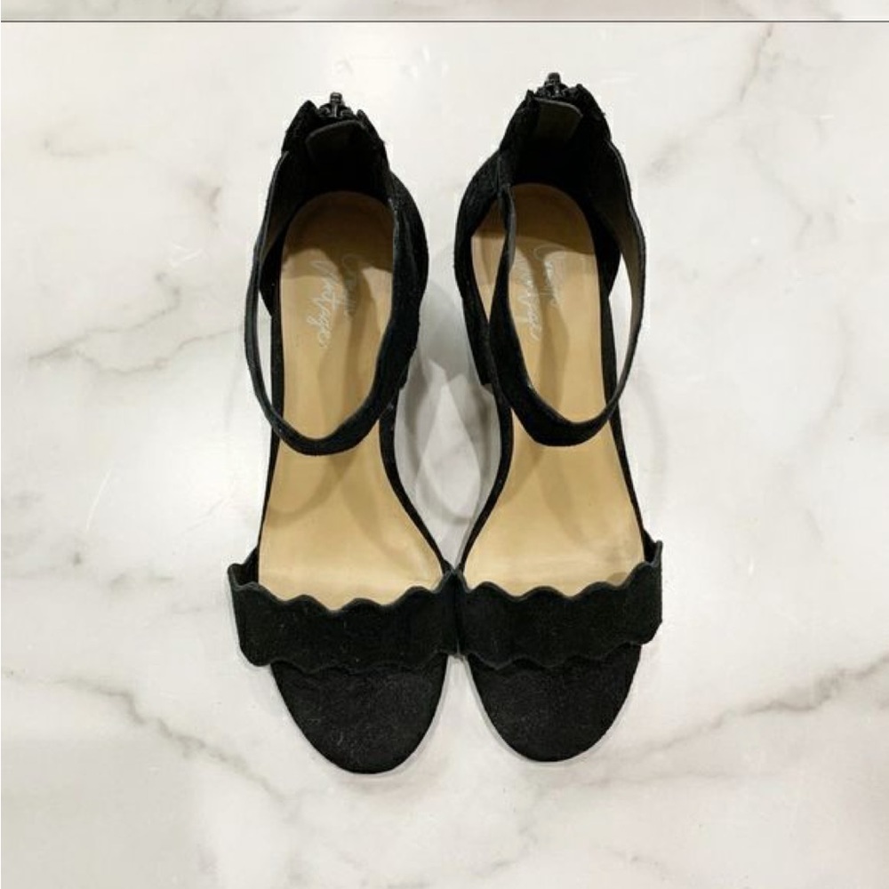 Crown Vintage Black Suede Scalloped Heels size 6.5 👠